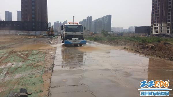 多措并舉，防塵降霾——鄭州18中新校區引入消防車助力揚塵治理